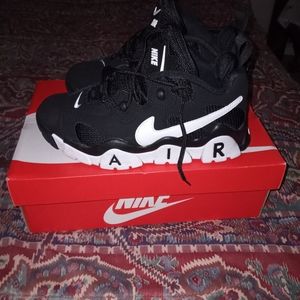 Nike Air Barrage Low, Youth Size 6.5, white/Black